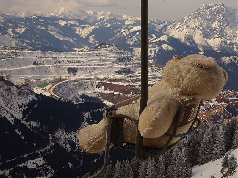 Riesen-Teddybär fährt auf dem Einser-Sessellift ins Tal